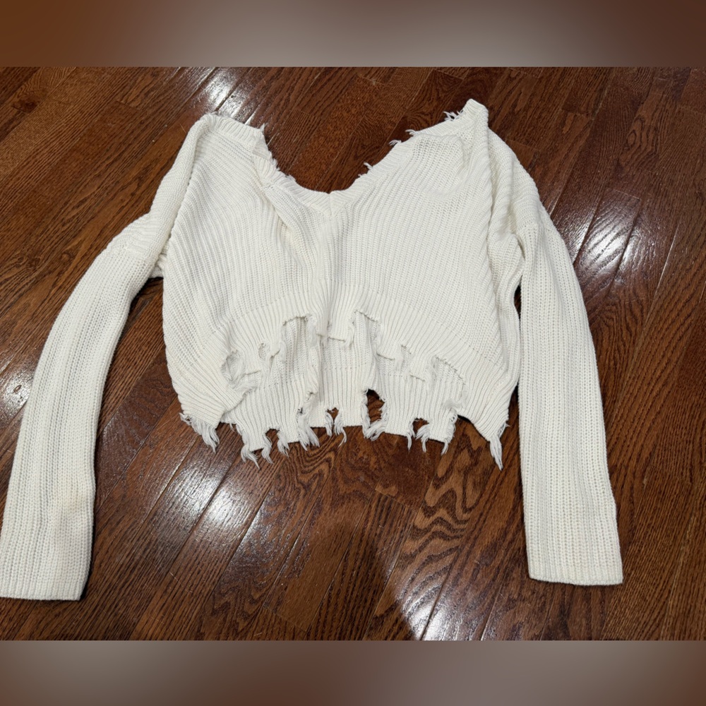 Forever 21 Distressed white crop top Sweater
Never worn.
